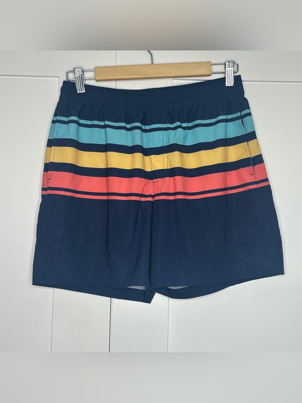 Chubbies Lined Classic Swim Trunk blue striped Medium 5.5” bold colorful shorts